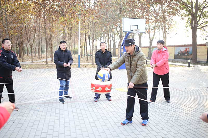 擊鼓顛球