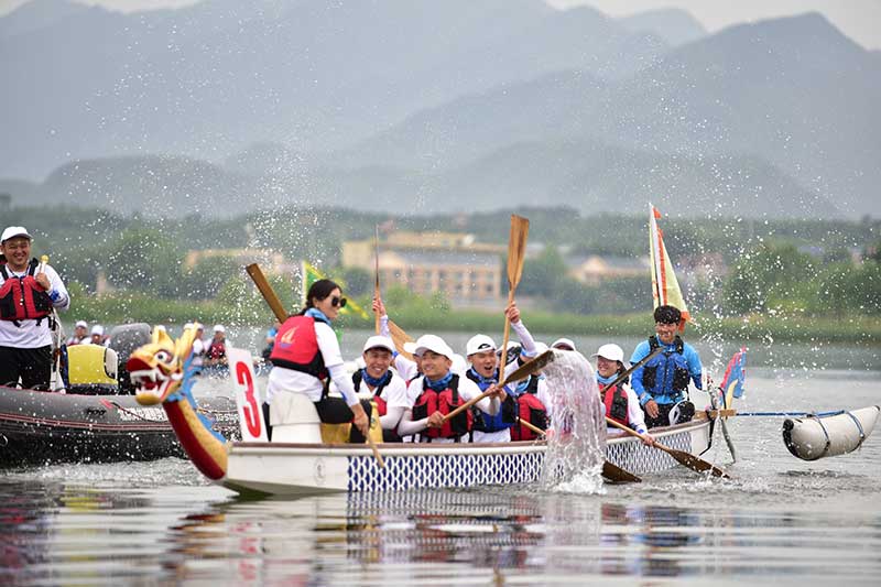 水上項(xiàng)目：賽龍舟
